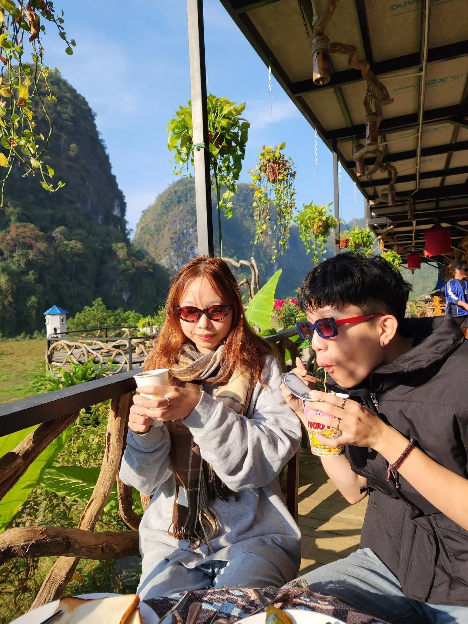 Hành lang nhà điều hành với cột gỗ và mái lá