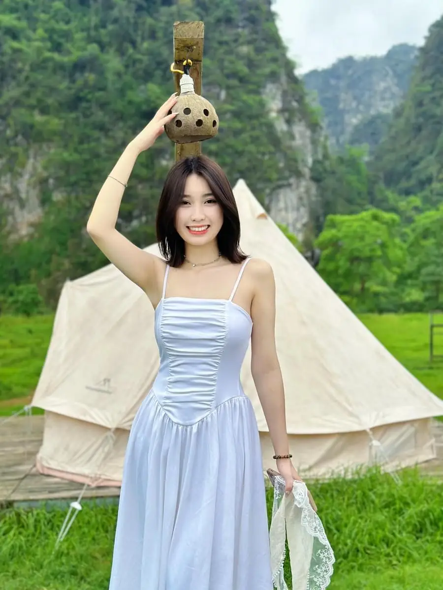 Khách bên ngoài lều Glamping