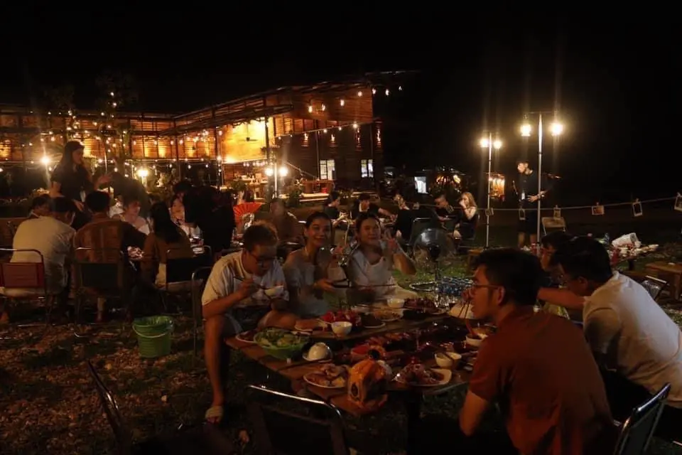 Tiệc BBQ buổi tối tại khu nhà điều hành
