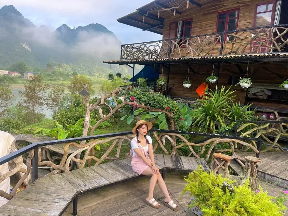 Ban công nhà gỗ hướng ra thung lũng