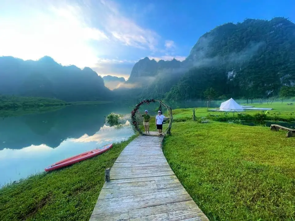 Hồ Nong Dùng nhìn từ lối đi gỗ ven bờ