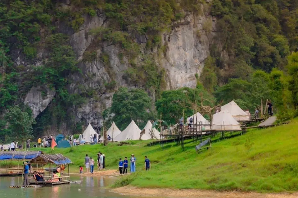 Hàng lều Glamping dựng dưới chân núi đá