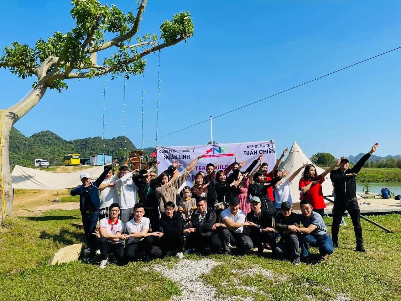 Khách chơi ngoài trời trên bãi cỏ Michi Camp