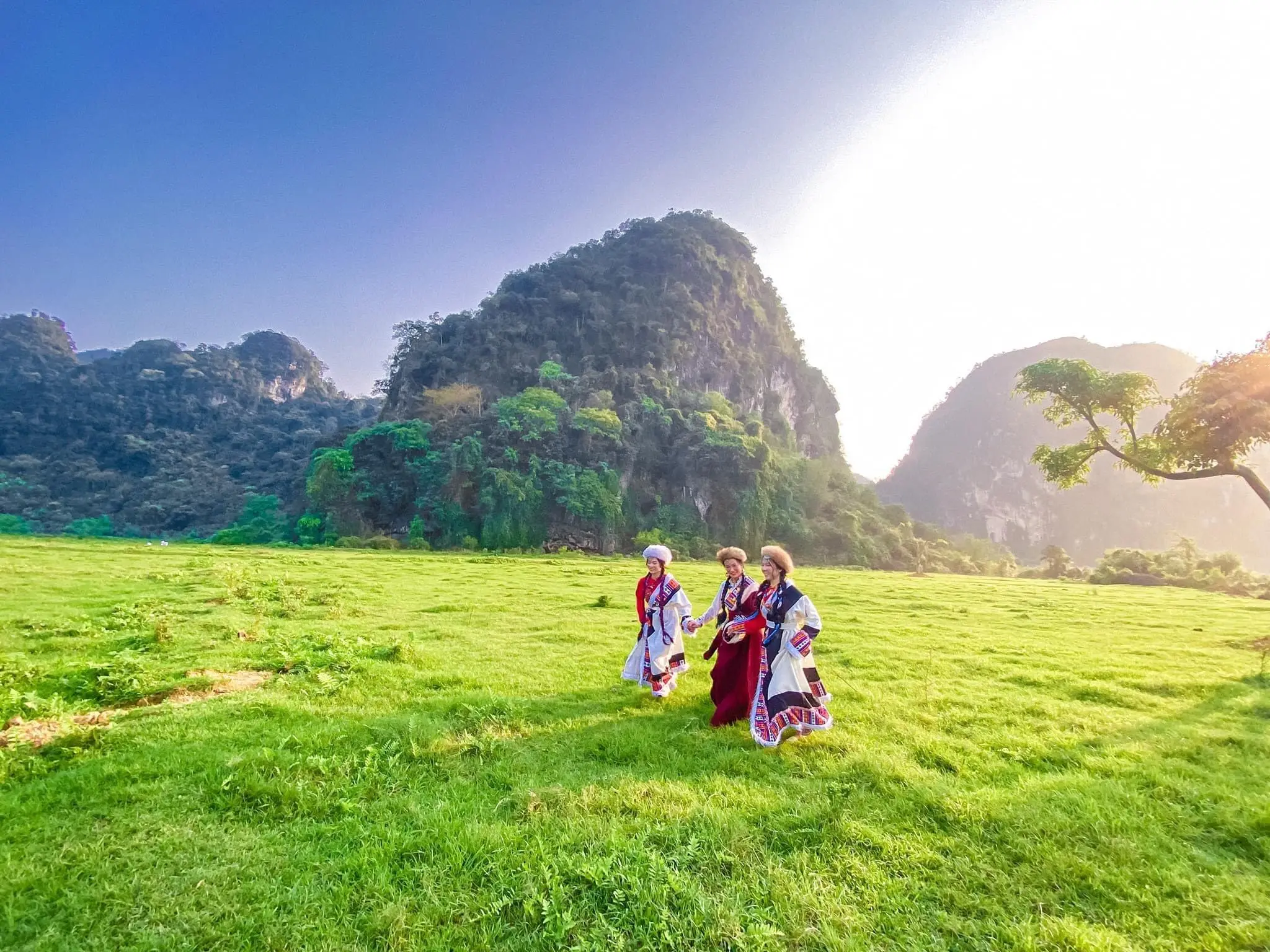 Suối Michi chảy qua các khối đá tự nhiên bên rìa thảo nguyên