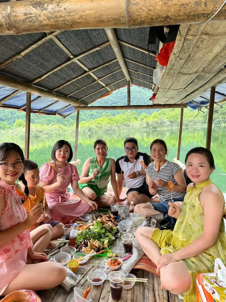 Nhóm khách dùng bữa dưới mái che ngoài trời