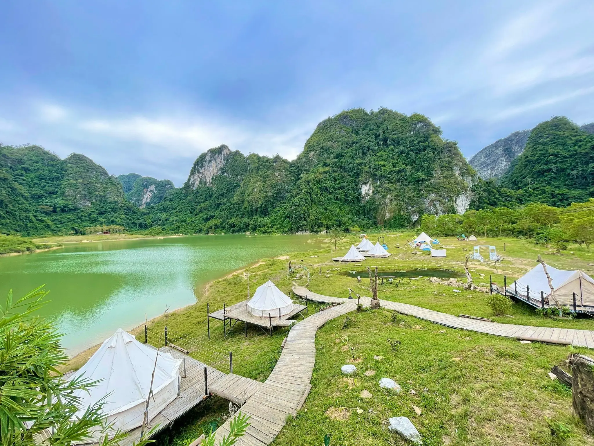 Toàn cảnh khu lều bên hồ Nong Dùng nhìn từ trên cao