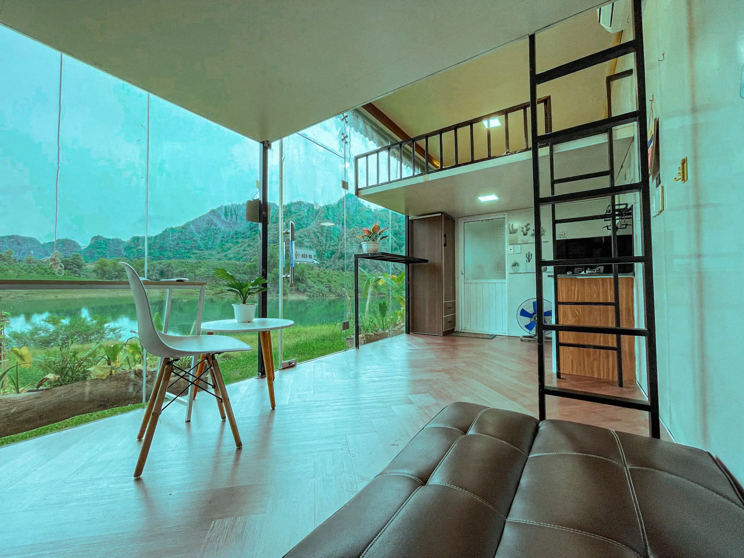 Bên trong nhà kính 02, mặt kính hướng ra hồ Nong Dùng
