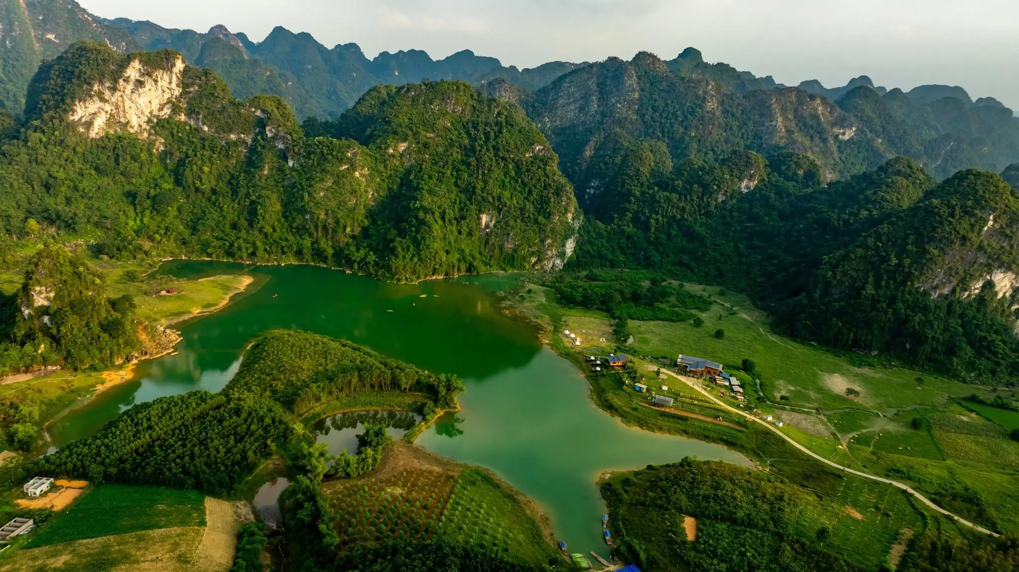 Toàn cảnh Michi Camp và hồ Nong Dùng nhìn từ trên cao