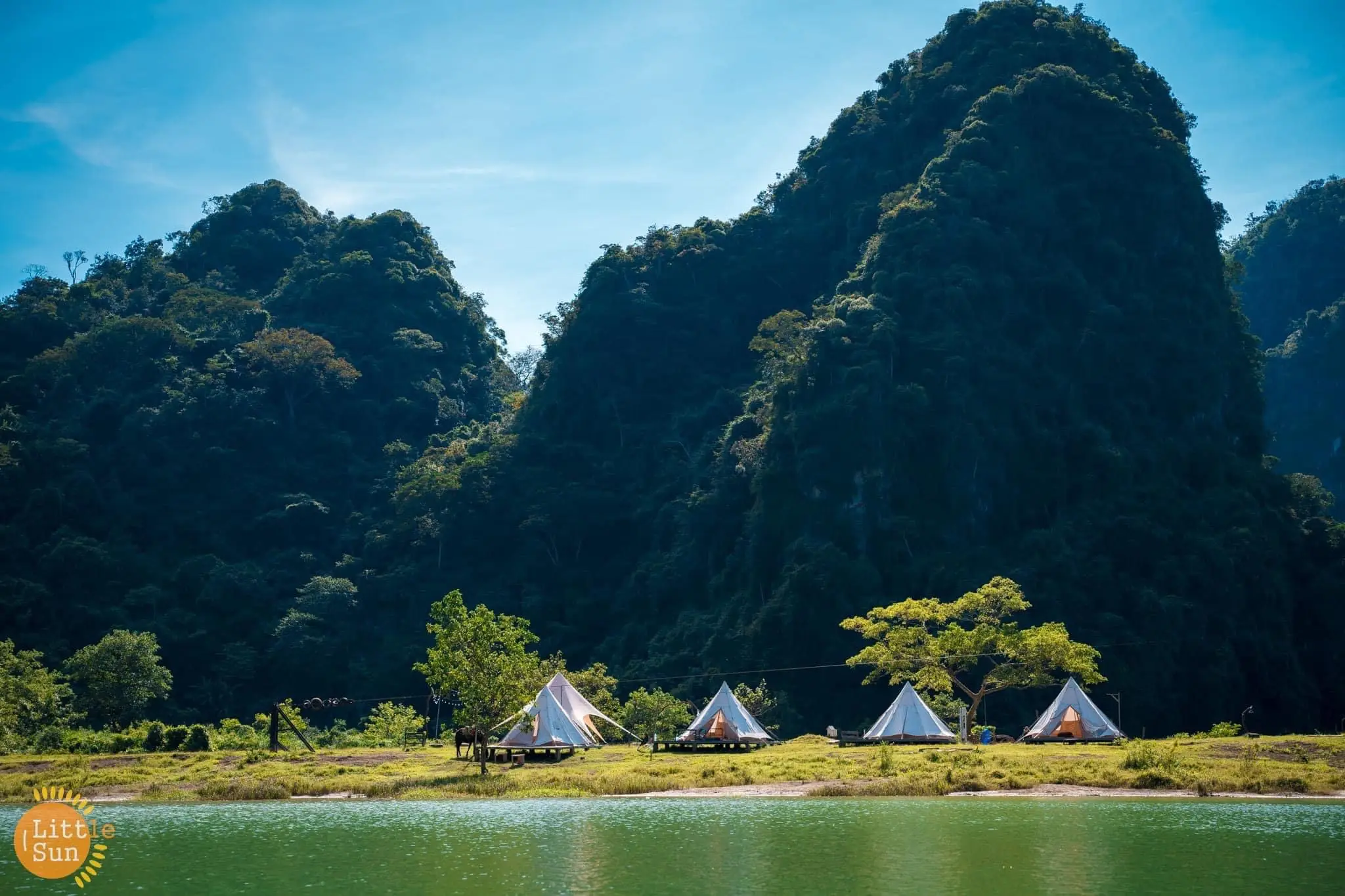Hàng lều Glamping bên hồ Nong Dùng, phía sau là dãy núi đá Hữu Liên