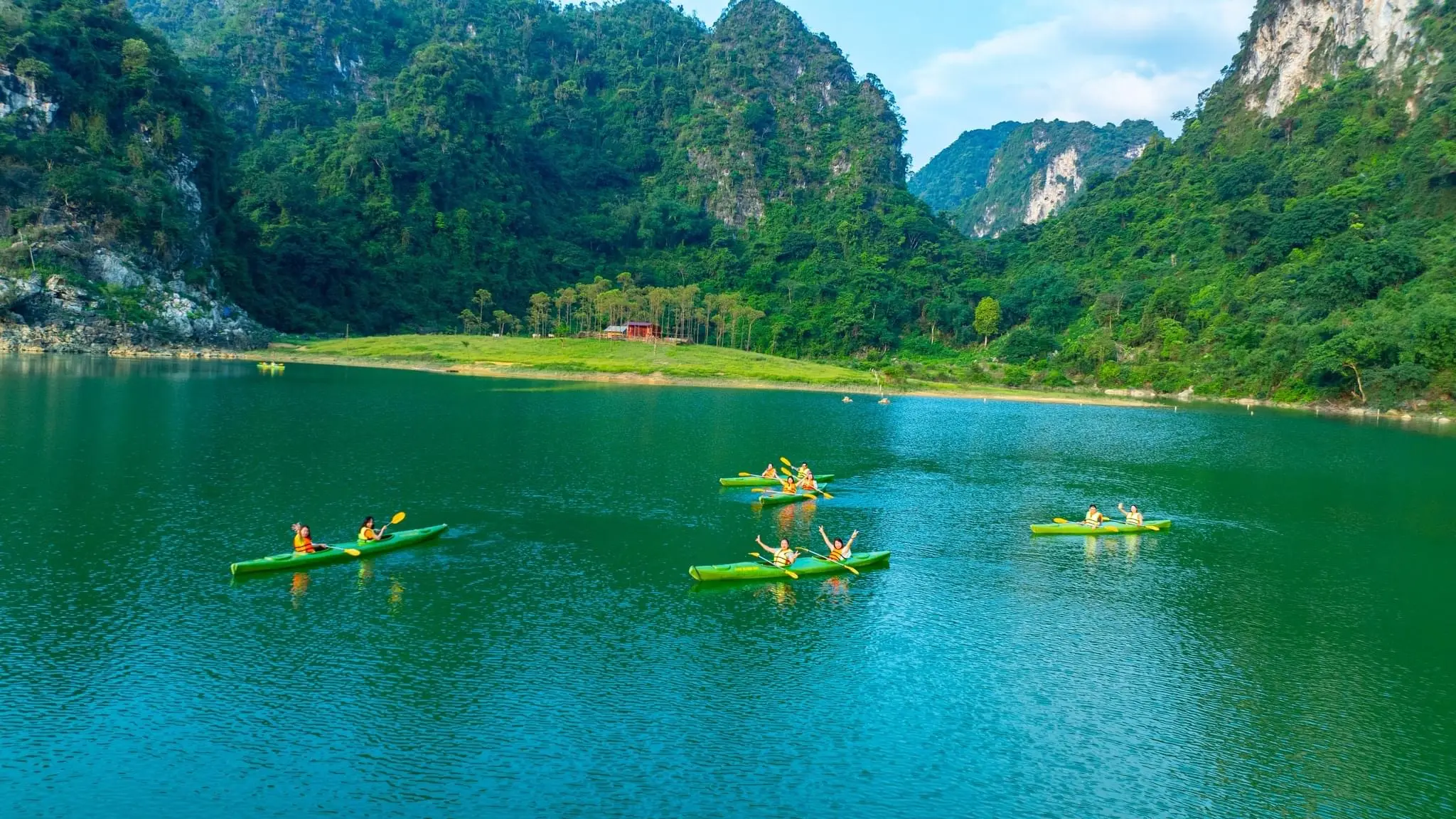 Mặt hồ Nong Dùng giữa vùng núi đá