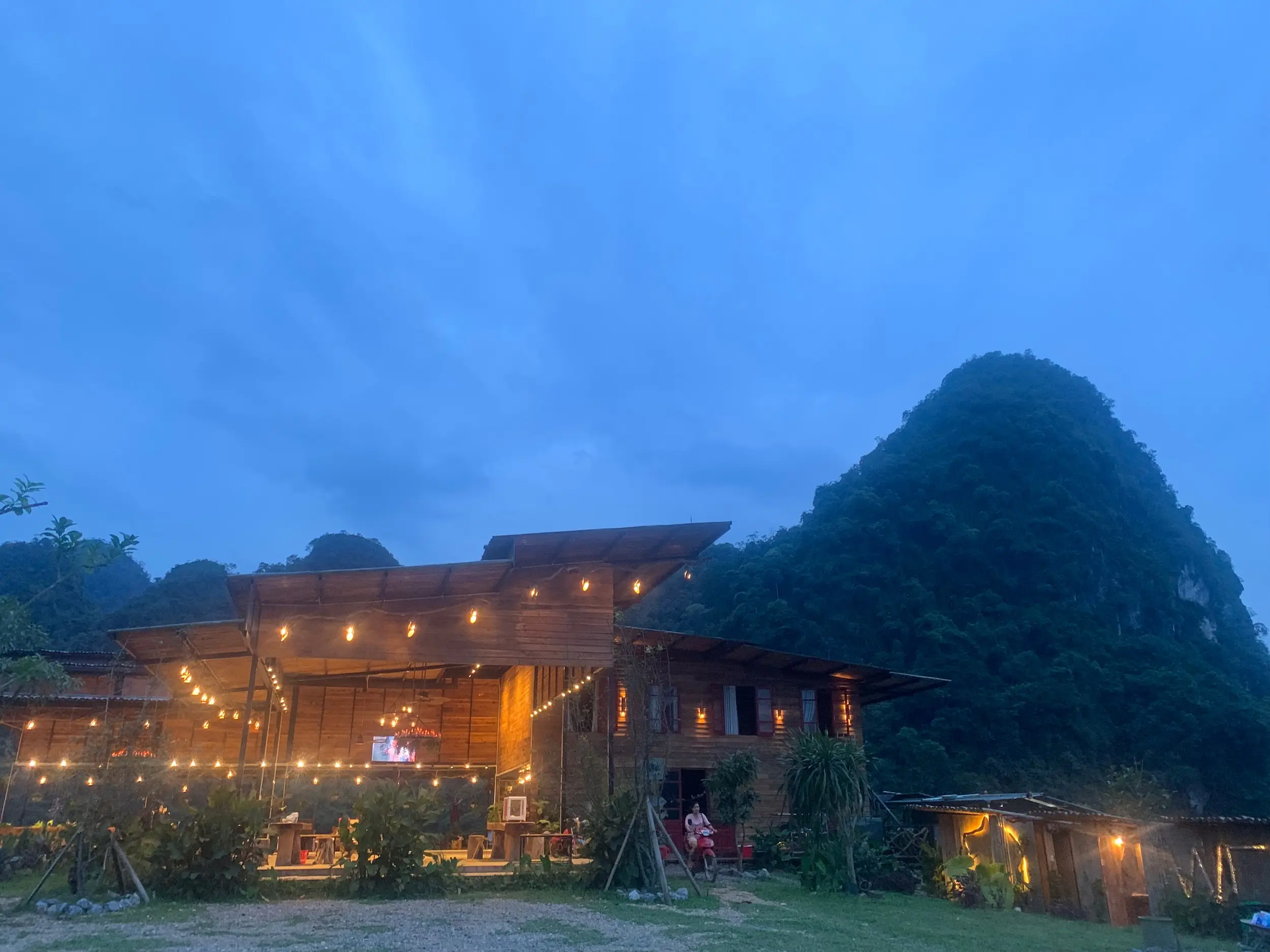 Khu nhà gỗ Michi Camp lúc chiều tối