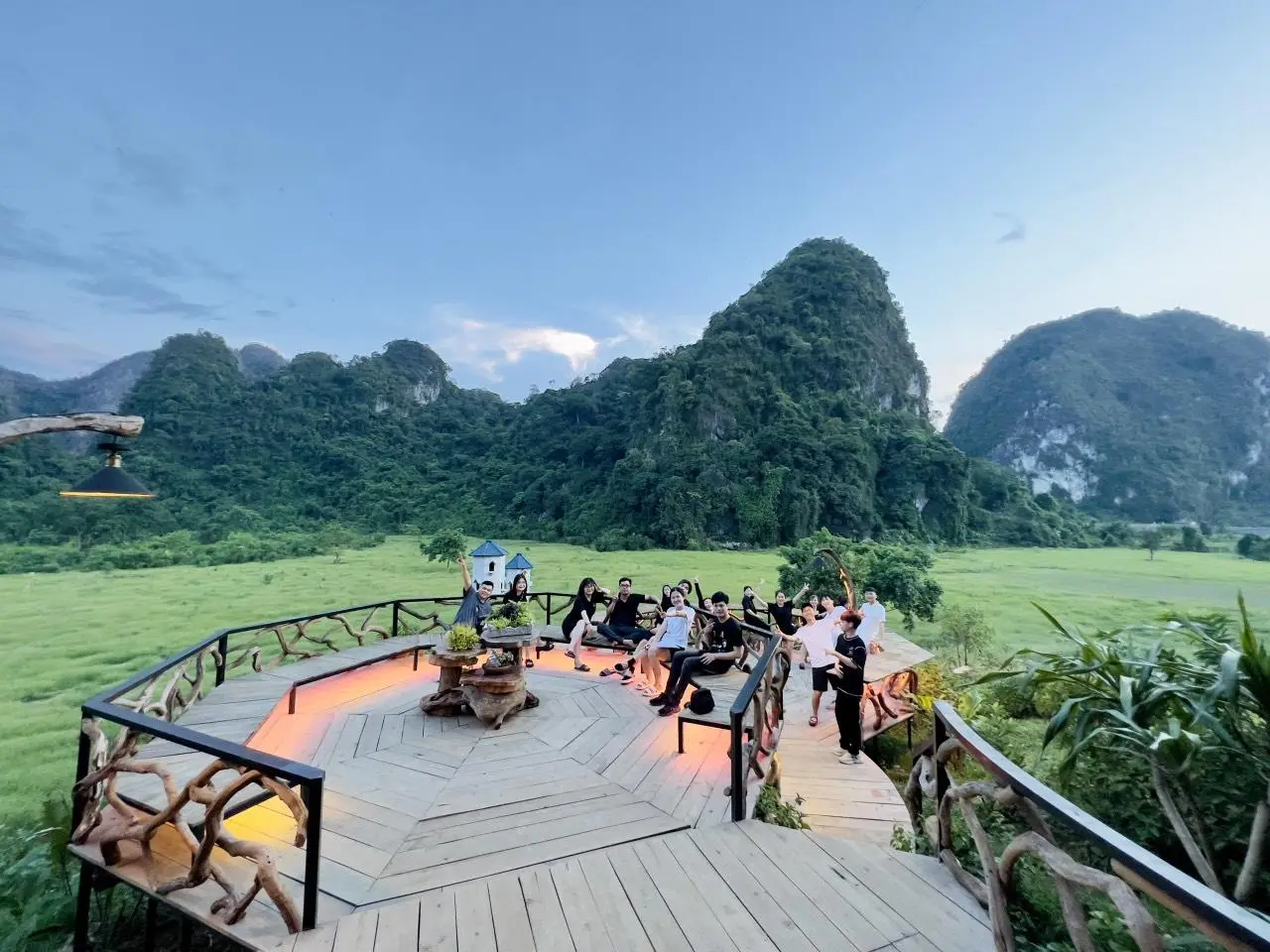 Sàn bát giác bên hành lang nhà điều hành, nhìn ra thung lũng