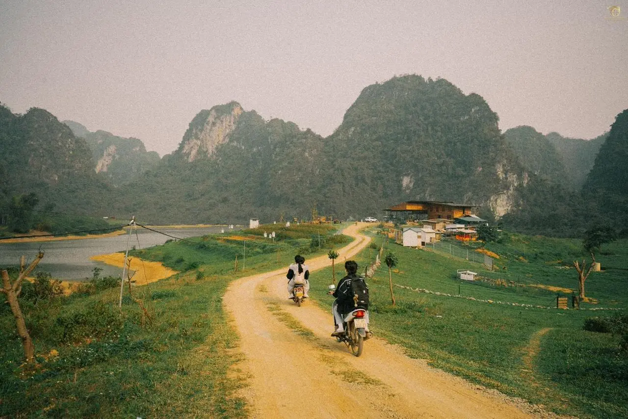 Đường chính dẫn vào Michi Camp, hai bên là thảo nguyên và núi đá