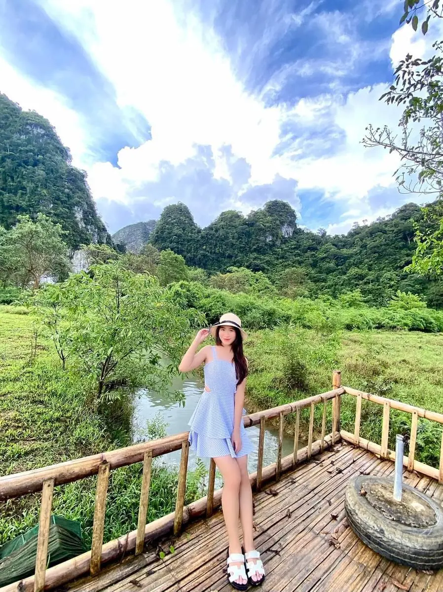 Khách bên bờ suối Michi