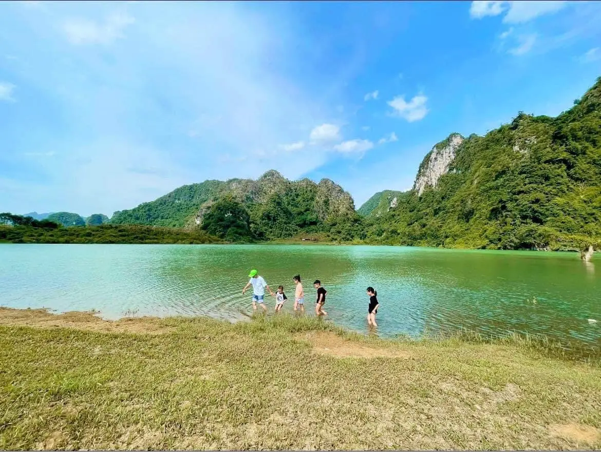 Hồ nước giữa vùng núi đá Hữu Liên