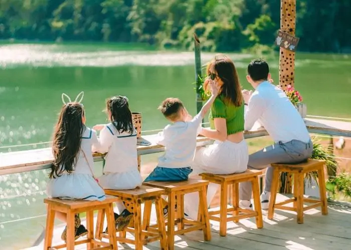 Khách ngồi tại quầy bar nhìn ra hồ Nong Dùng