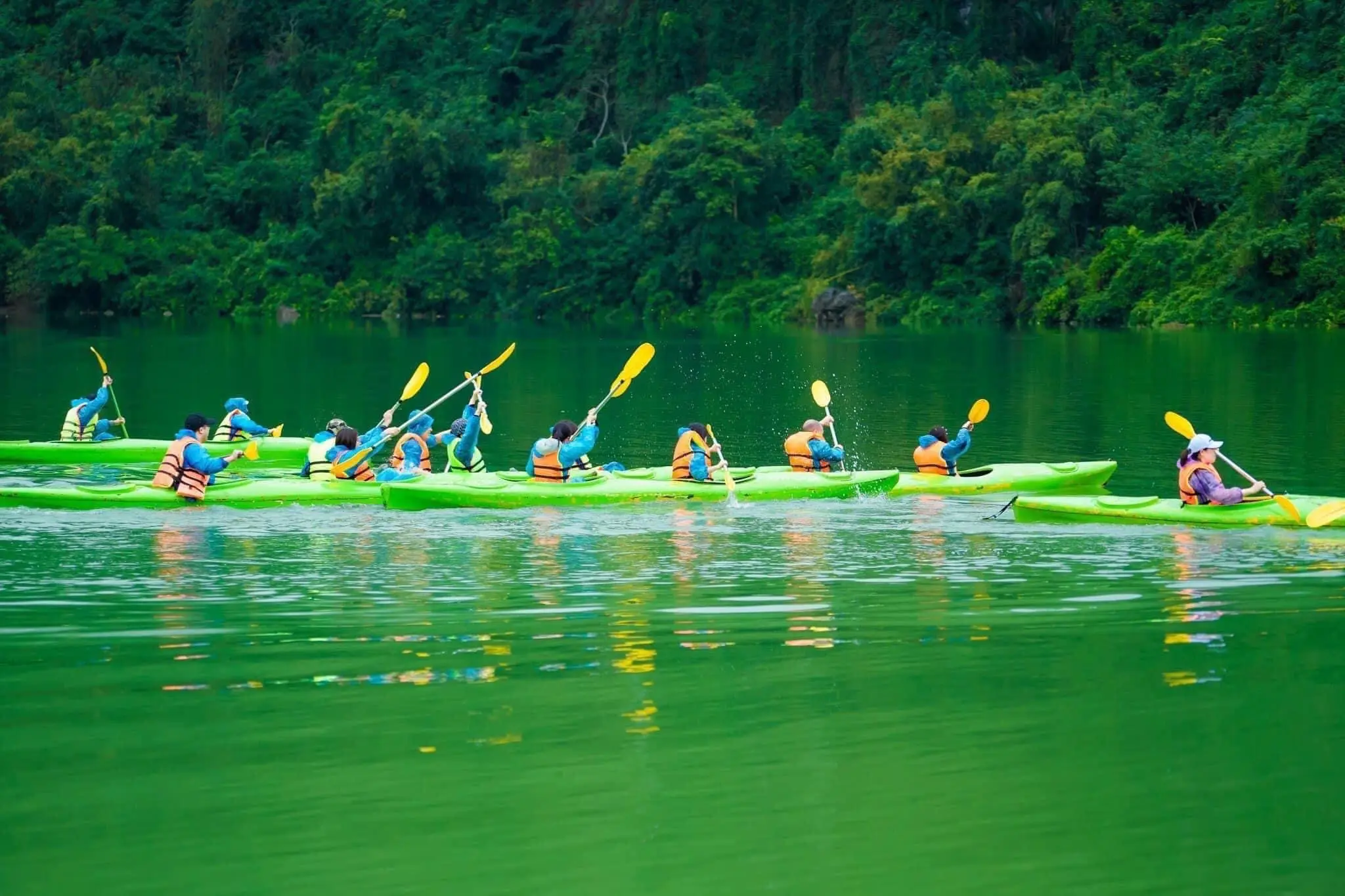 Chèo thuyền trên hồ Nong Dùng