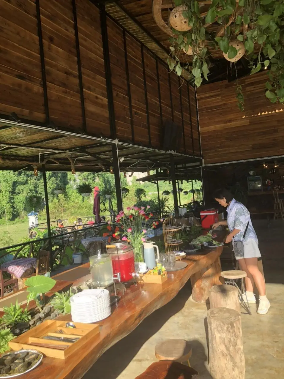 Khu tiền sảnh và quầy bar nhà điều hành