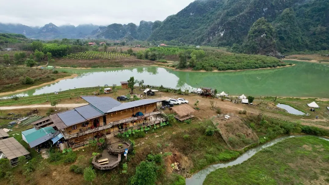 Khu nhà điều hành, hồ Nong Dùng và thảo nguyên nhìn từ trên cao