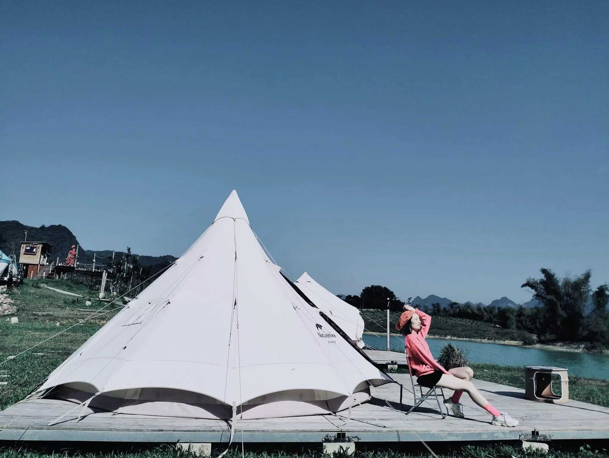 Lều Glamping tại Michi Camp dưới bầu trời buổi trưa